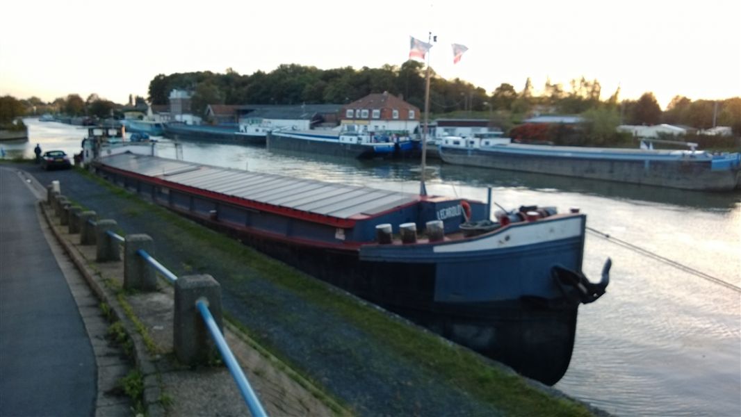 PENICHE DE 330 M² POUR TRANSFORMATION EN LOFT !!! 