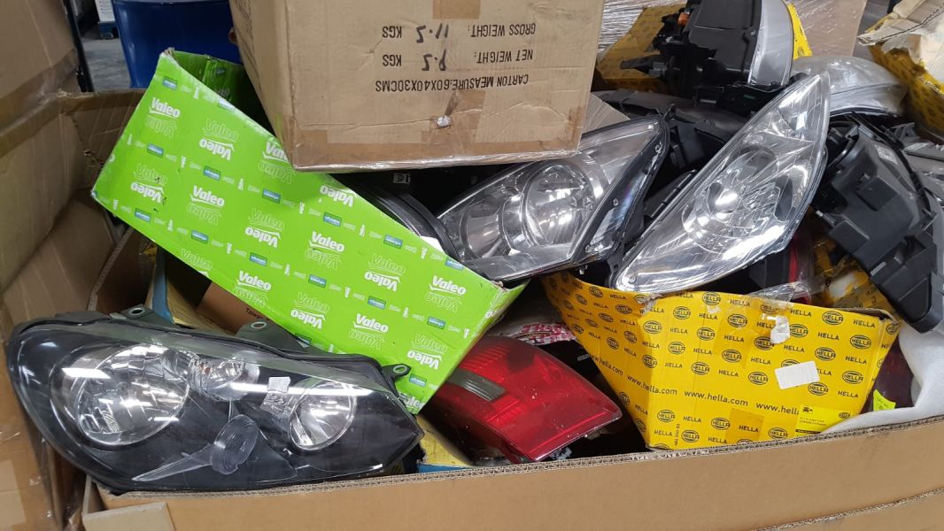 Lot de pièces originales de grandes marques fabriqués en France et en Allemagne 