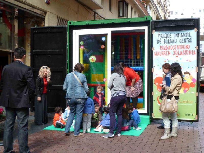 Terrains de jeux enfants mobiles a base de containers maritimes recyclés 