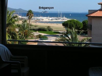 T2 La Londe Var, vue mer pieds dans l'eau, garage