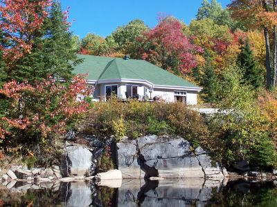 domaine incluant maison+lac+chalet+grange+pavillon-spa+100 acres