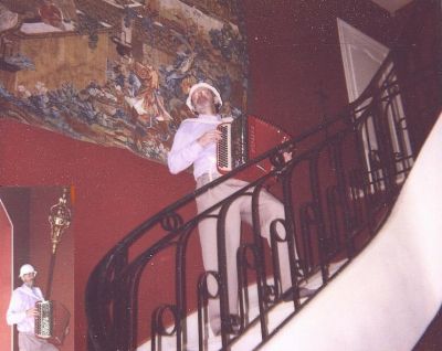 Musicien accordéoniste donne cours des enfants aux séniors