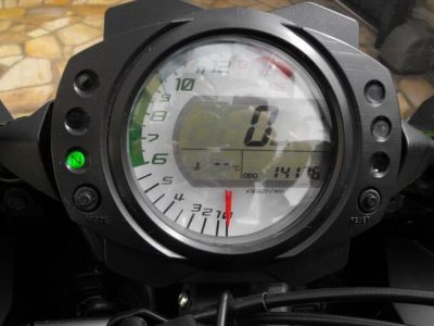 Moto KAWASAKI ZX 10 R 1000cc en tres bon état