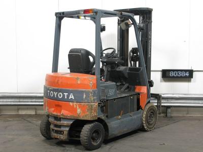 chariot élévateur ELECT TOYOTA 7-FBMF-25 /TRIPLEX 5.50M/ AN 2003
