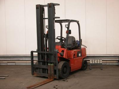 Chariot élévateur essence NISSAN PJ-02-A-20 /TRIPLEX 6M/ AN 2003