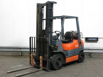 Chariot élévateur GAZ TOYOTA 42.6-FGF-25/ TRIPLEX 6M