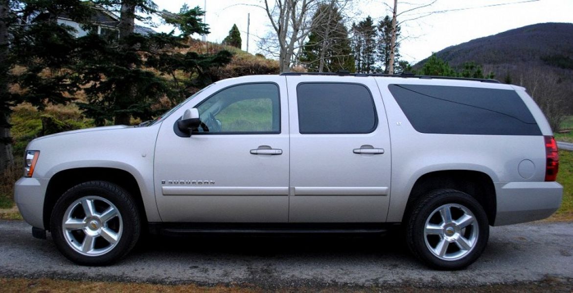   Chevrolet Suburban 1500 LT,7