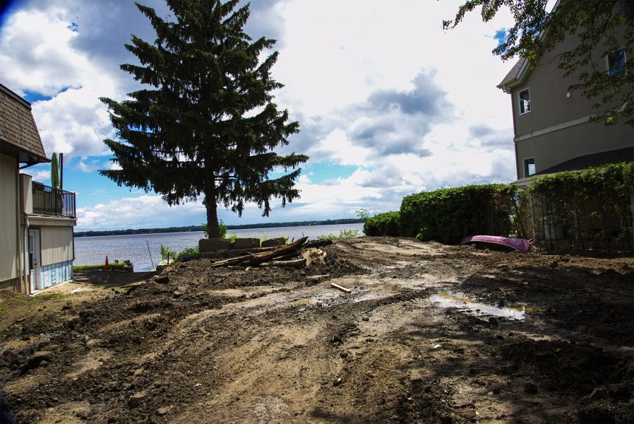 BORD DE L'EAU! AU QUÉBEC, TERRAIN À VENDRE