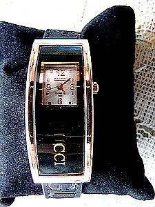 GUCCI MONTRE DAME RECTANG BLANCHE DANS RECT NOIR/OR- 55 % BRACELET GUCCI SUPERBE