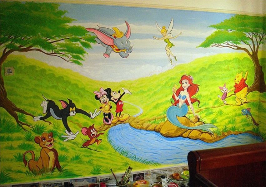 Dessins murales décoratifs intérieurs. L'art des enfants.CESU.  