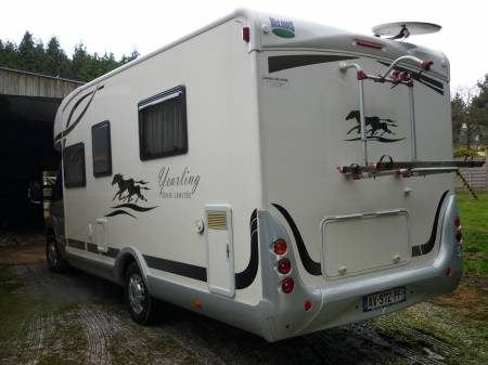 Donation camping-car profilé lit central et lit de pavillon  