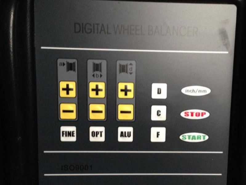 Machine equilibreuse de roue semie auto LCD17' 10 a 24 (DLMC3)