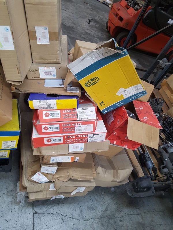  lots de pièces  de voitures récentes, pour  ateliers de réparations ou garages 