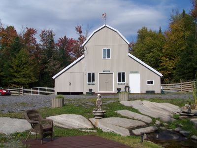 domaine incluant maison+lac+chalet+grange+pavillon-spa+100 acres