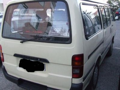 toyota hiace 9 places