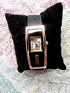 GUCCI MONTRE DAME RECTANG BLANCHE DANS RECT NOIR/OR- 55 % BRACELET GUCCI SUPERBE