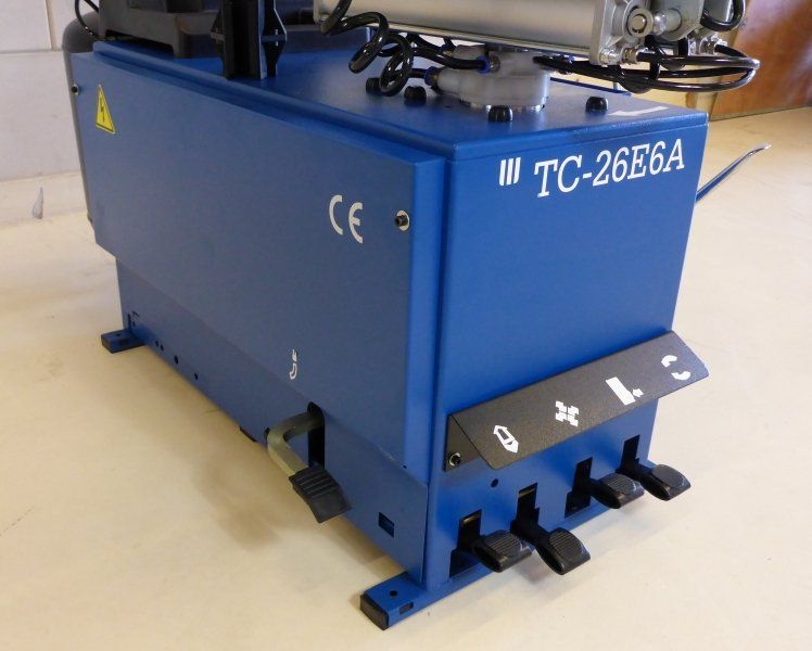 Machine démonte pneus 12 à 26'' 220v Automatique avec 2 bras d’assistance