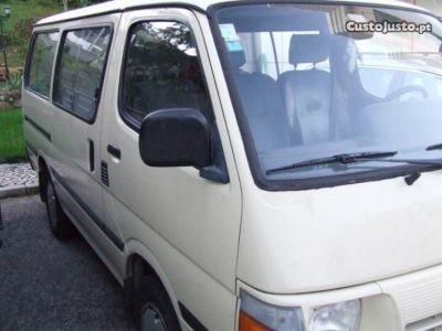 toyota hiace 9 places