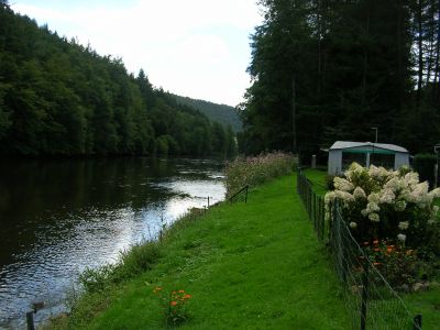 Terrain et Caravane Résidentielle au bord de la semois