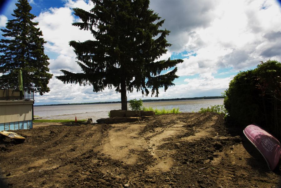 BORD DE L'EAU! AU QUÉBEC, TERRAIN À VENDRE