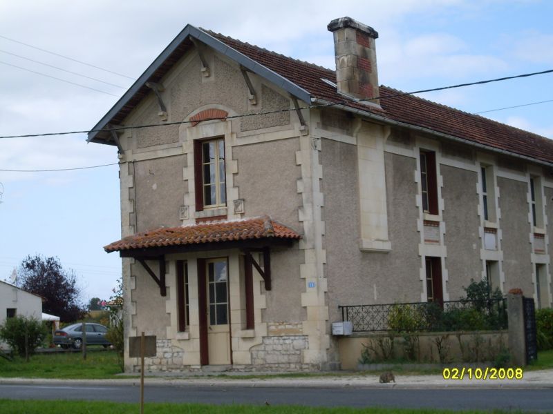 17800 BELLUIRE Maison 2 chambres er sanitaires à l'étage