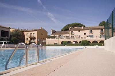 MAISON AVEC PISCINE ET TENNIS  A PARTAGER 