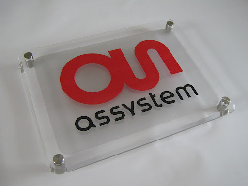 Plaques professionnelles en plexi, sur mesure.