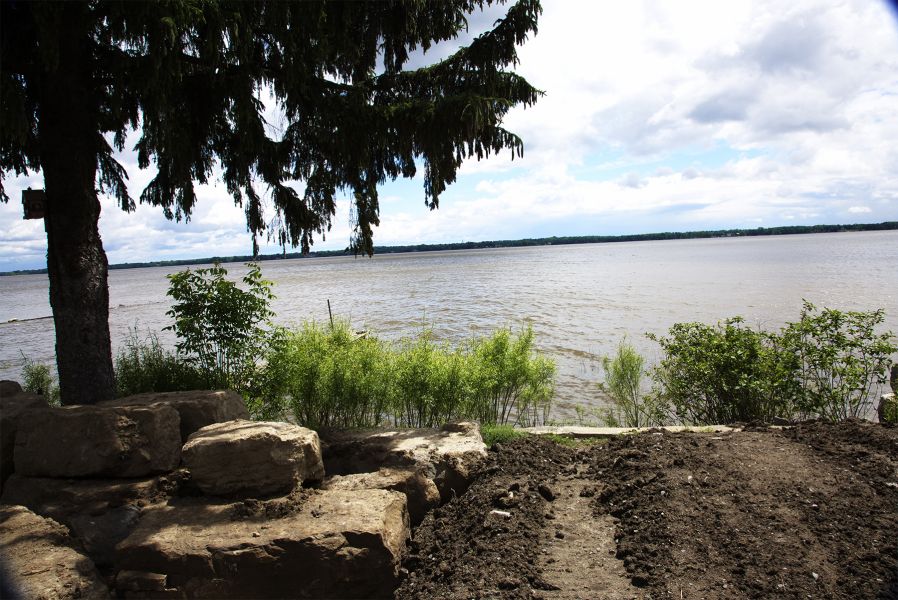 BORD DE L'EAU! AU QUÉBEC, TERRAIN À VENDRE
